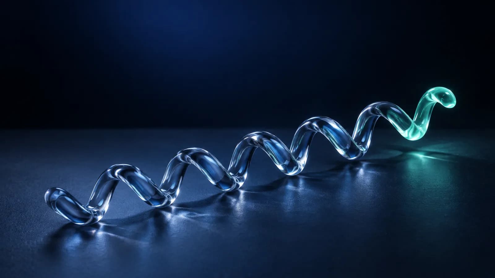 Eine abstrakte 3D-Glasspirale oder -wendel, die von Blau zu einer leuchtenden türkisfarbenen Spitze übergeht, vor einer dunklen reflektierenden Oberfläche.