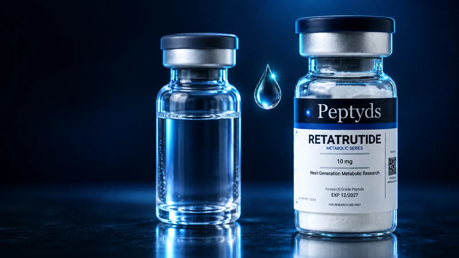 Ein unbeschriftetes Wasservial neben einem Peptyds-Forschungsvial mit der Aufschrift "Retatrutide, Metabolic Series, 10 mg", mit einem einzelnen Tropfen, der zwischen ihnen schwebt.