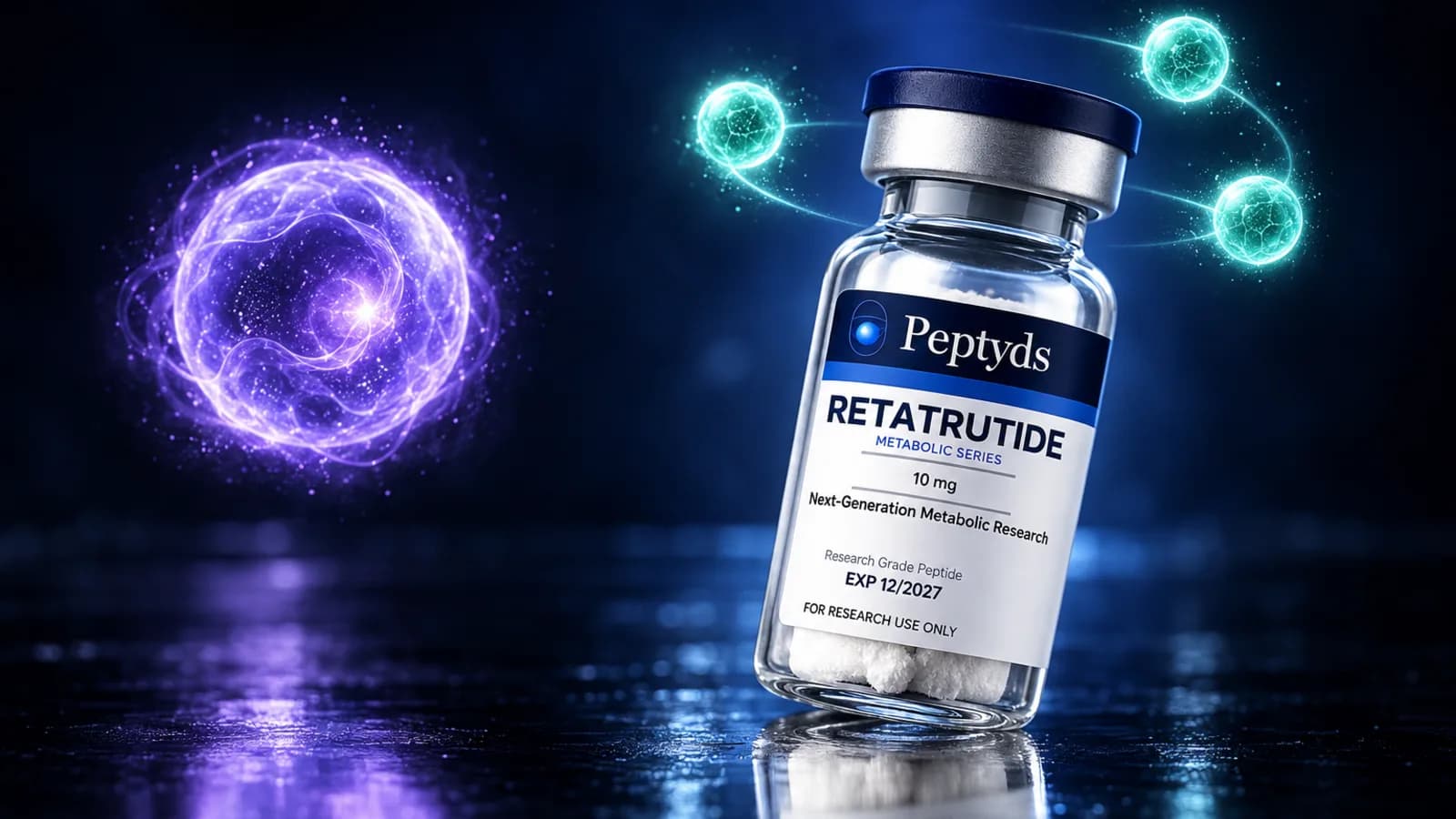 Ein Peptyds-Vial mit der Aufschrift "Retatrutide, Metabolic Series, 10 mg" neben einer leuchtenden violetten Energiekugel und drei kleinen türkisfarbenen Kugeln.
