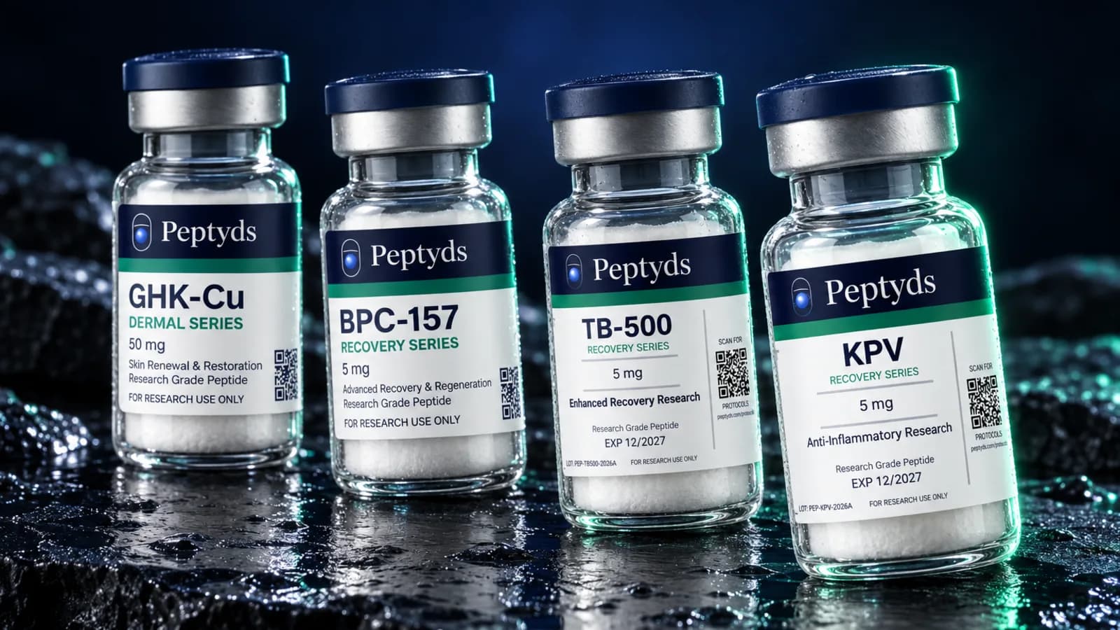 Vier Peptyds-Forschungsvials auf nassem dunklem Fels, beschriftet mit "GHK-Cu", "BPC-157", "TB-500" und "KPV", jeweils mit Serie und mg-Dosis.
