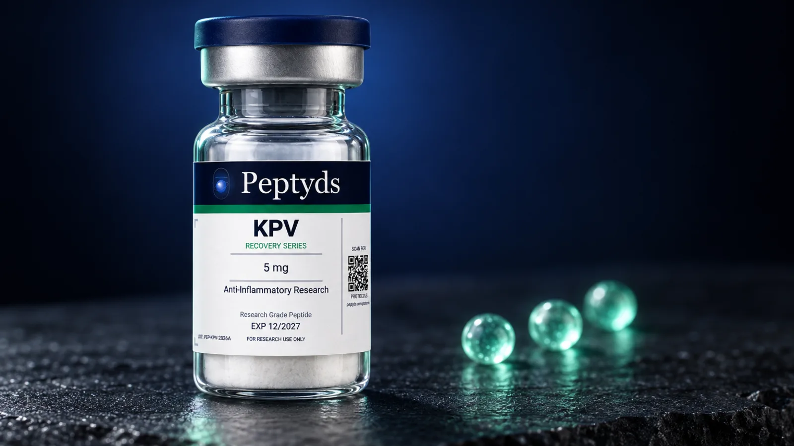 Ein Peptyds-Forschungsvial mit der Aufschrift "KPV, Recovery Series, 5 mg", auf nassem dunklem Fels neben drei kleinen leuchtenden grünen Kugeln.