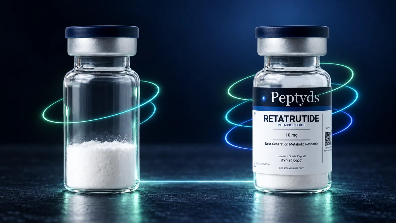 Ein unbeschriftetes, pulvergefülltes Vial neben einem Peptyds-Vial mit der Aufschrift "Retatrutide, Metabolic Series, 10 mg", verbunden durch leuchtende Schlaufen auf dunkler Oberfläche.