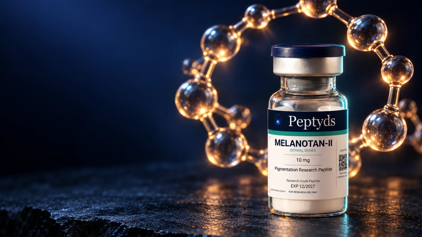 Ein Peptyds-Forschungsvial mit der Aufschrift "Melanotan-II, Dermal Series, 10 mg", vor einer leuchtenden bernsteinfarbenen Molekülstruktur.