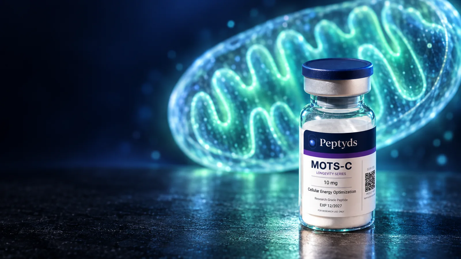 Ein Peptyds-Forschungsvial mit der Aufschrift "MOTS-C, Longevity Series, 10 mg", vor einer leuchtenden türkisfarbenen Mitochondrien-Illustration.