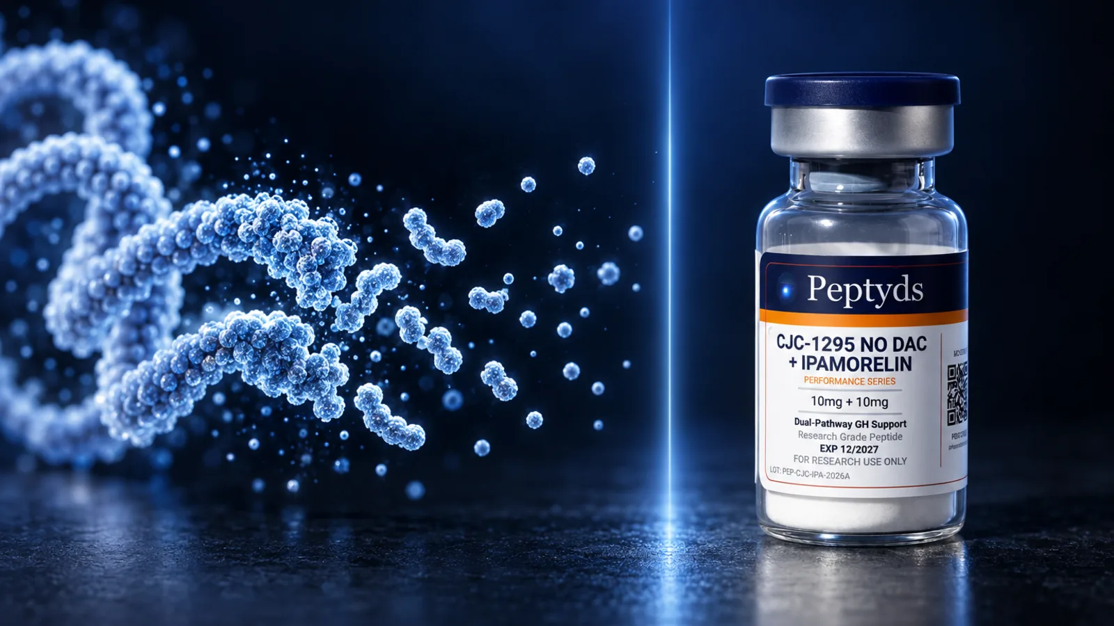 Ein Peptyds-Vial mit der Aufschrift "CJC-1295 No DAC + Ipamorelin, Performance Series, 10mg + 10mg", neben einem leuchtenden DNA-ähnlichen Molekülstrang.