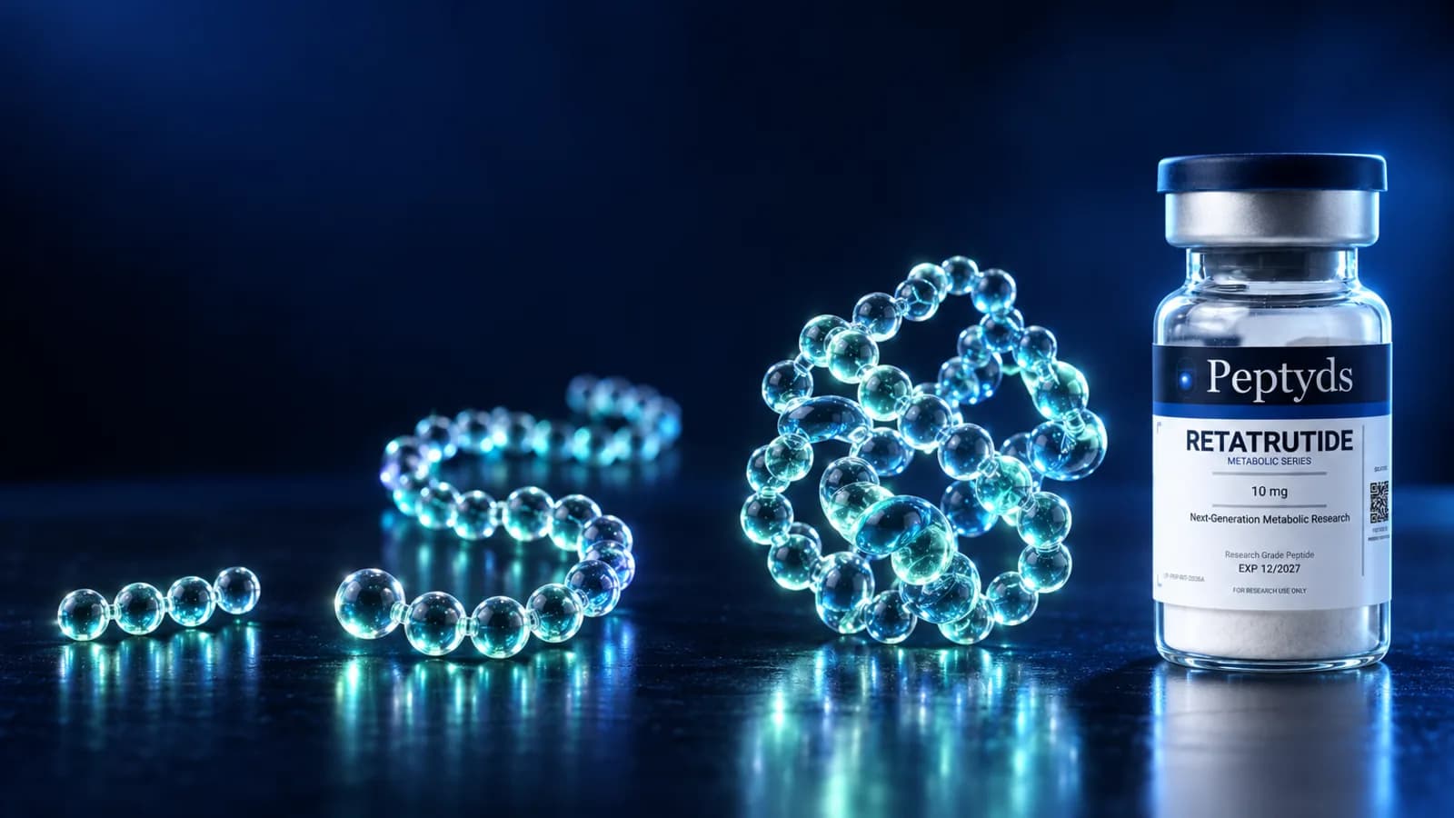 Drei Glas-Molekülmodelle in zunehmender Größe neben einem Peptyds-Forschungsvial mit der Aufschrift "Retatrutide, Metabolic Series, 10 mg."