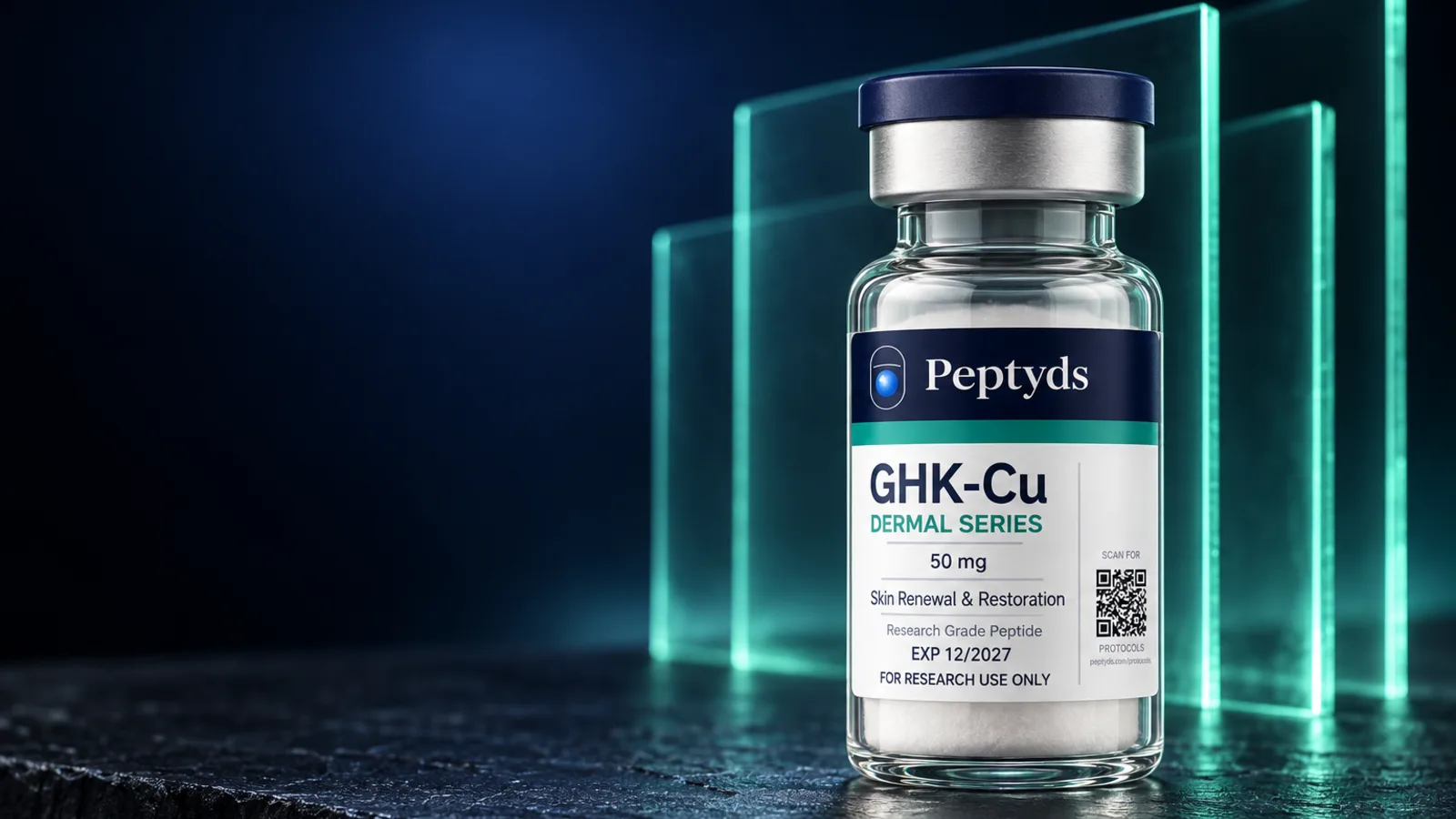 Ein Peptyds-Forschungsvial mit der Aufschrift "GHK-Cu, Dermal Series, 50 mg", stehend vor aufrecht stehenden Glaspaneelen.