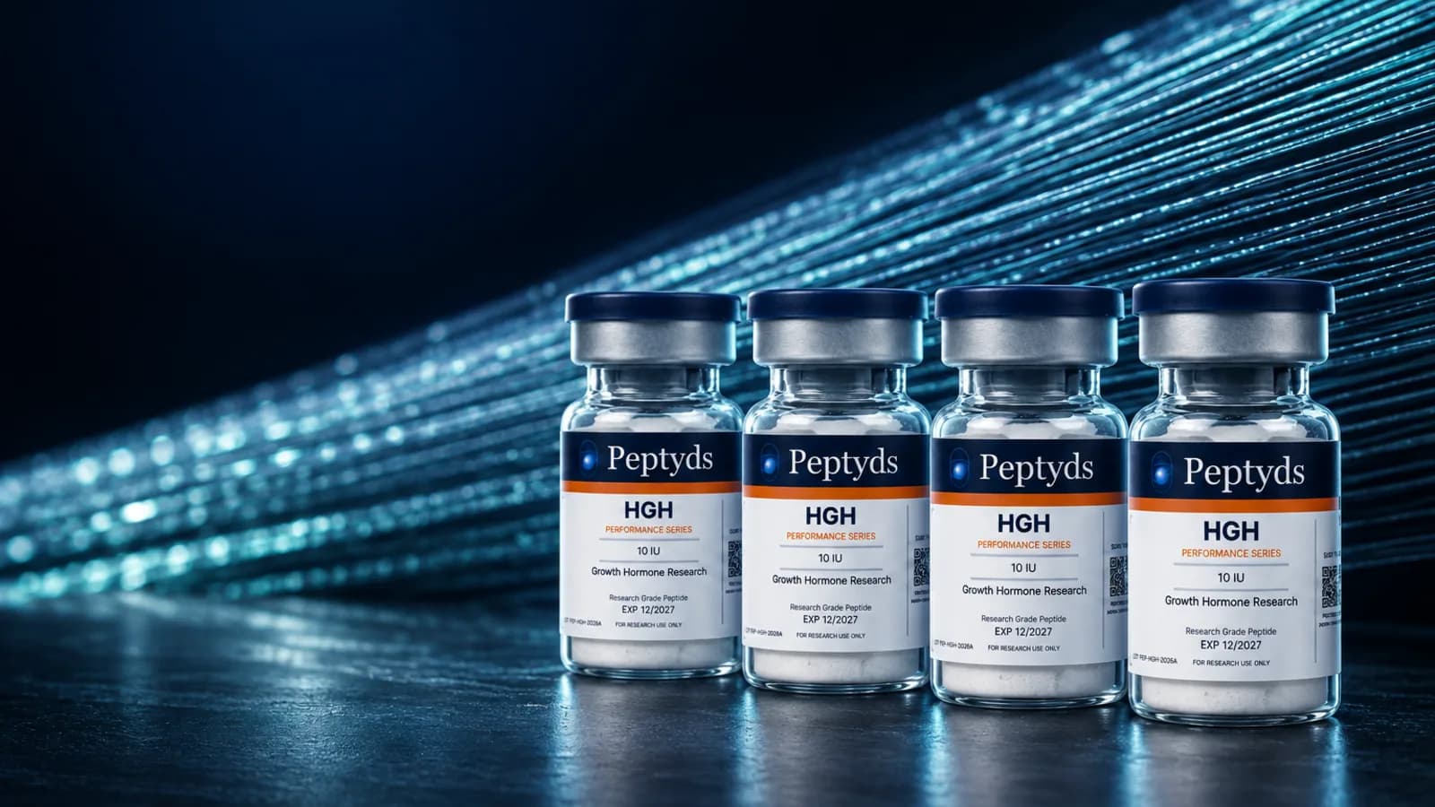 Vier identische Peptyds-Forschungsvials mit der Aufschrift "HGH, Performance Series, 10 IU", in einer Reihe stehend vor einem leuchtenden Glasfaser-Hintergrund.