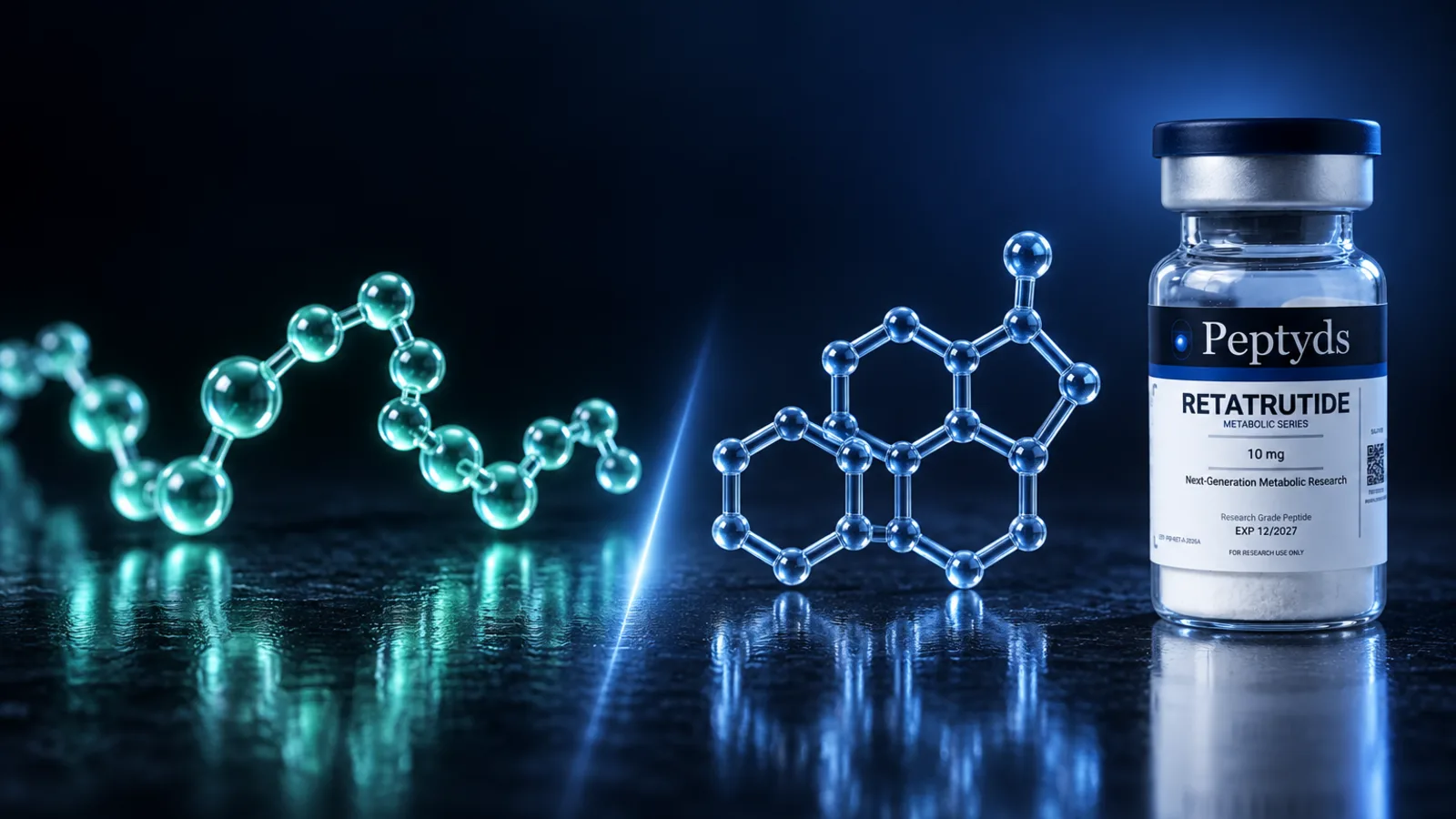 Zwei Glas-Molekülmodelle, eine Perlenkette und eine Ringstruktur, neben einem Peptyds-Forschungsvial mit der Aufschrift "Retatrutide, Metabolic Series, 10 mg."