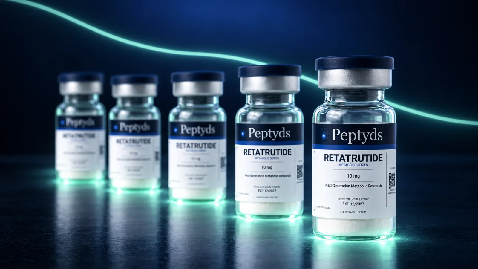Fünf Peptyds-Forschungsvials mit der Aufschrift "Retatrutide, Metabolic Series, 10 mg" in einer nach hinten gestaffelten Reihe vor einer leuchtenden, fallenden Trendlinie.
