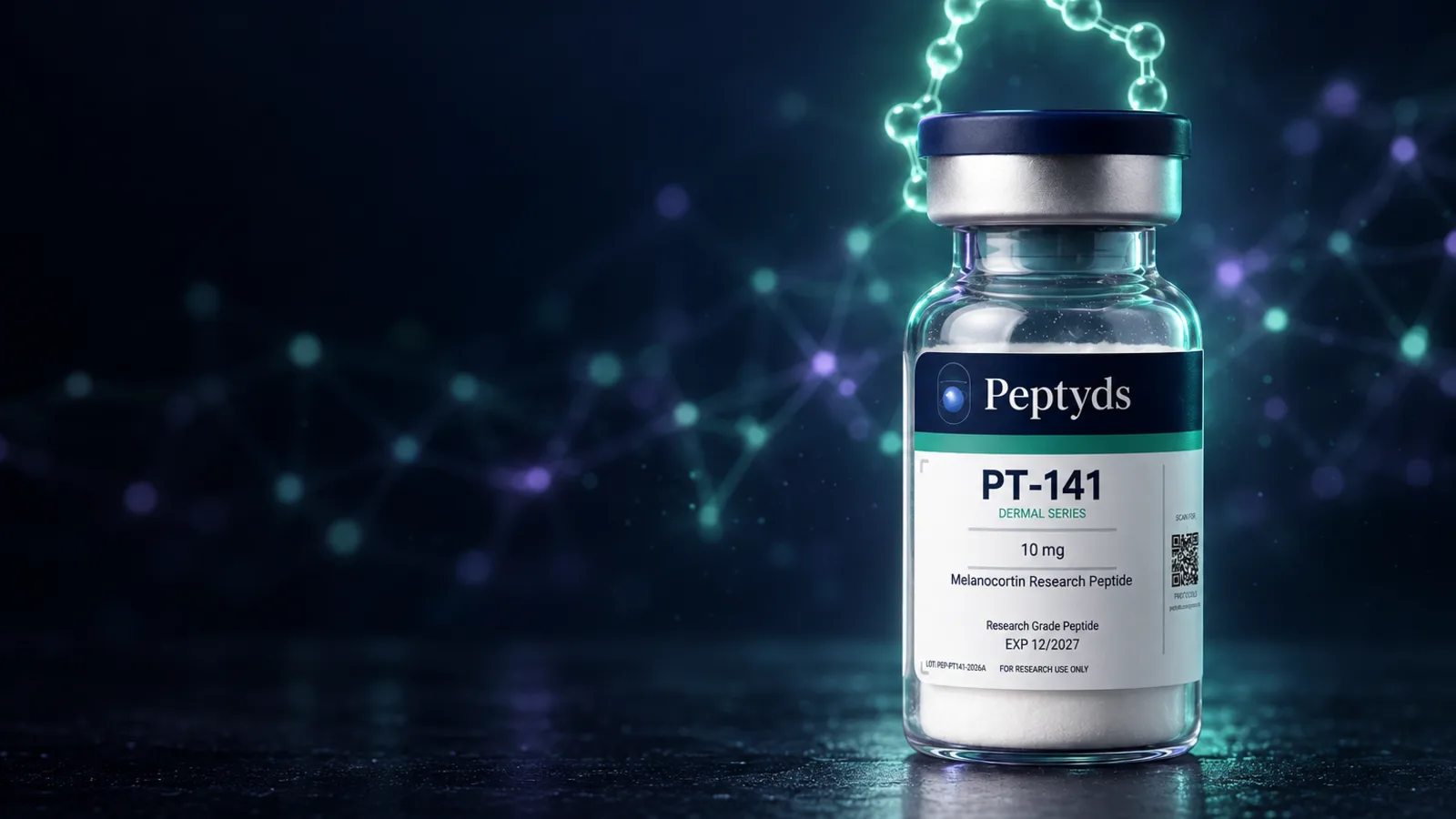 Ein Peptyds-Forschungsvial mit der Aufschrift "PT-141, Dermal Series, 10 mg" unter einem leuchtenden, ringförmigen Molekül vor einem dunklen Netzwerkmuster.