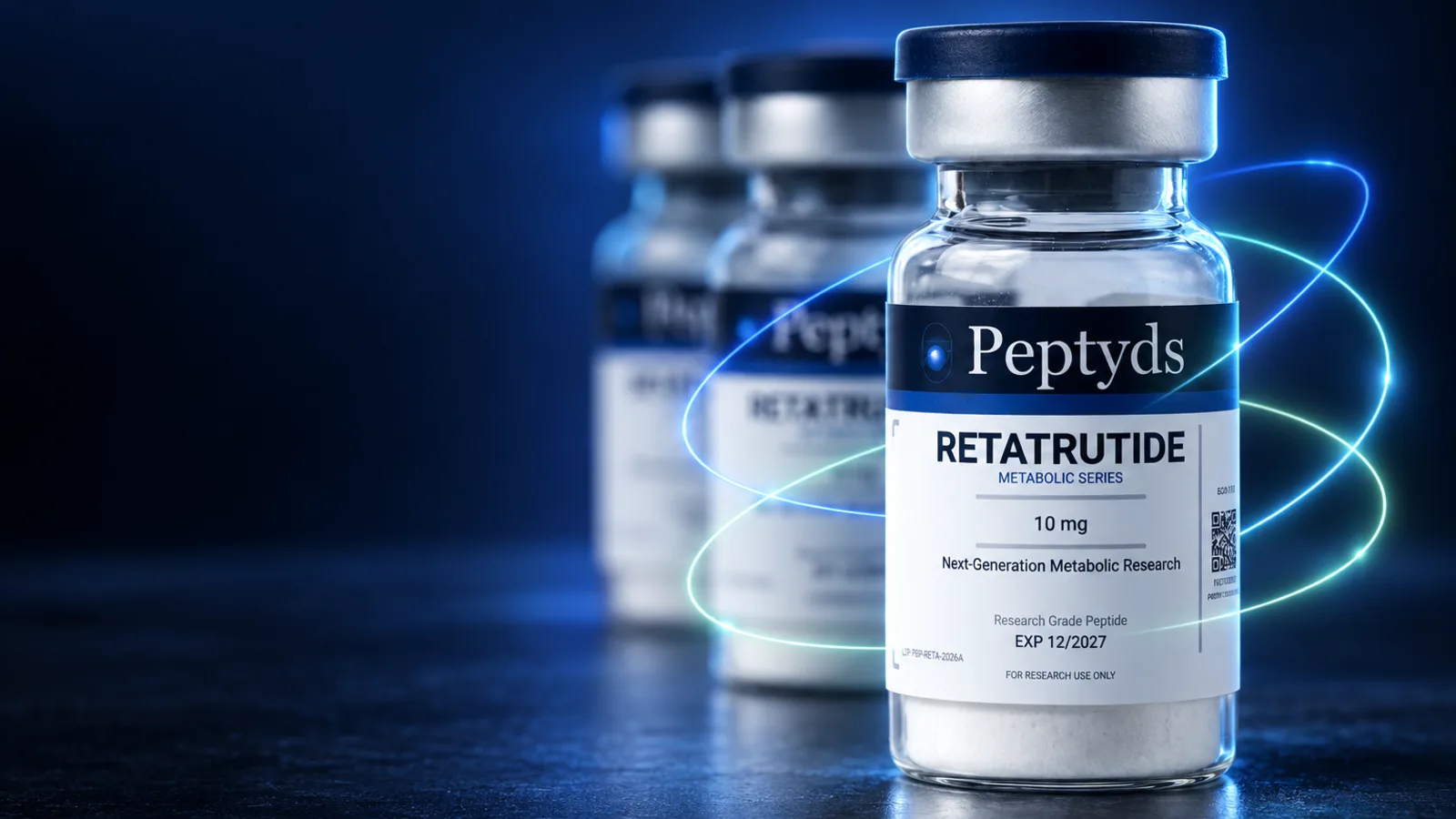 Ein Peptyds-Forschungsvial mit der Aufschrift "Retatrutide, Metabolic Series, 10 mg", umgeben von leuchtenden Ringen, mit zwei verschwommenen Vials im Hintergrund.
