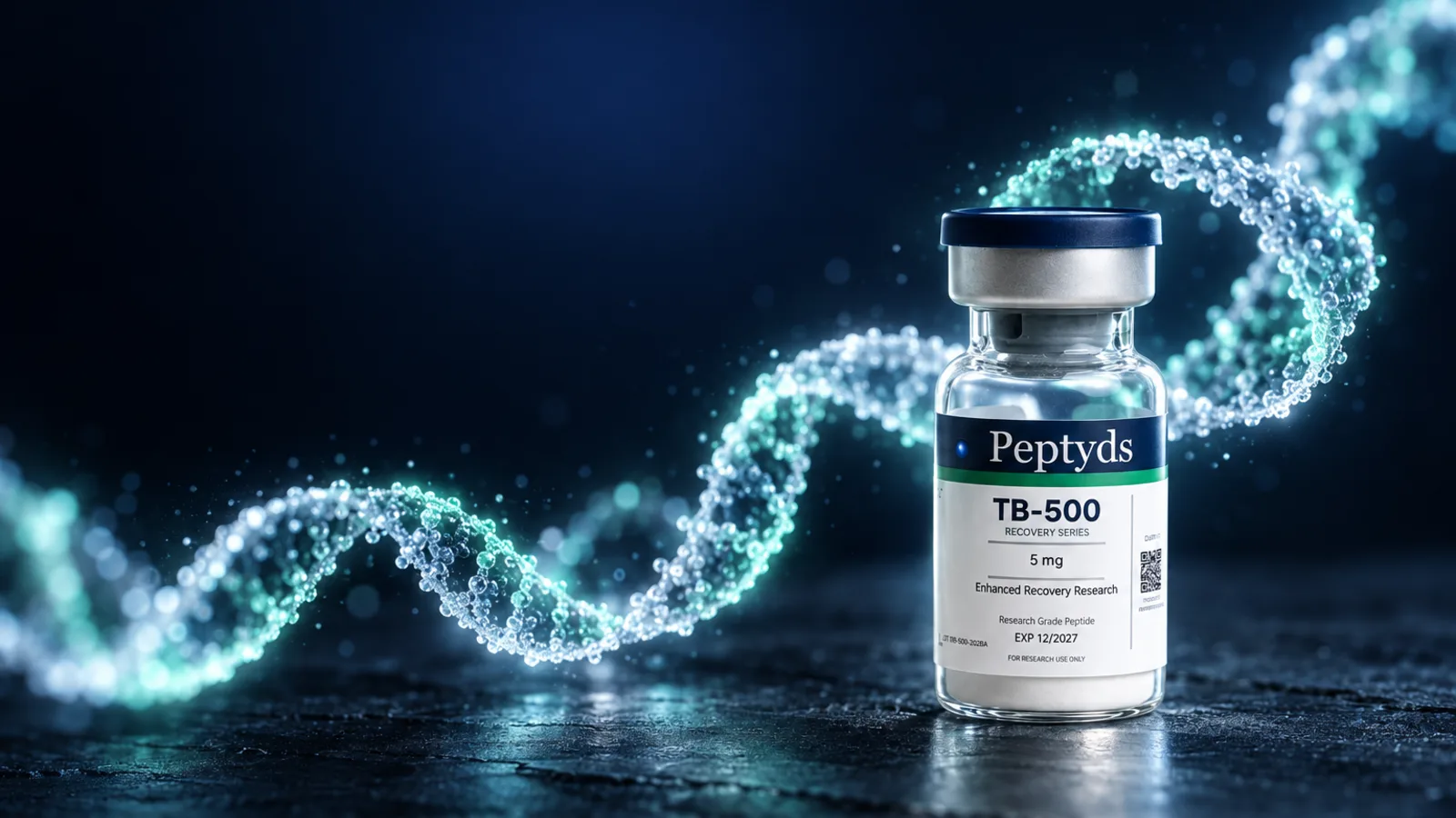 Ein Peptyds-Forschungsvial mit der Aufschrift "TB-500, Recovery Series, 5 mg" neben einer leuchtenden DNA-Helix aus Perlensträngen.