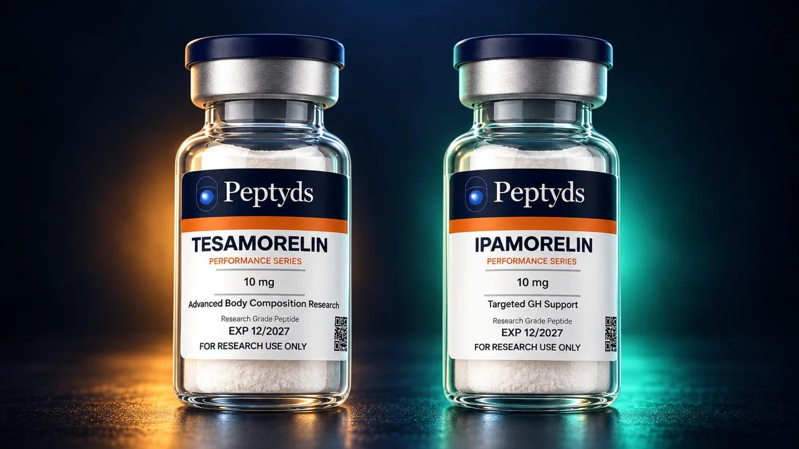 Zwei Peptyds-Forschungsvials nebeneinander, beschriftet mit "Tesamorelin, Performance Series, 10 mg" und "Ipamorelin, Performance Series, 10 mg."